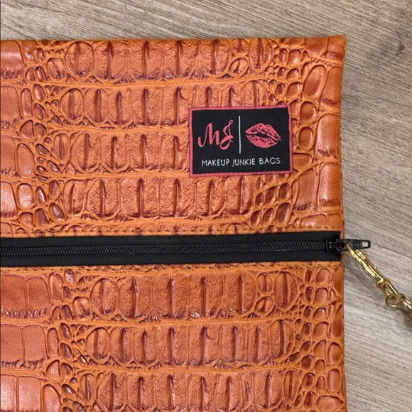 Makeup Junkie Embossed Leather makeup pouch El Dorado Cognac Bubble Gator - Picture 2 of 9